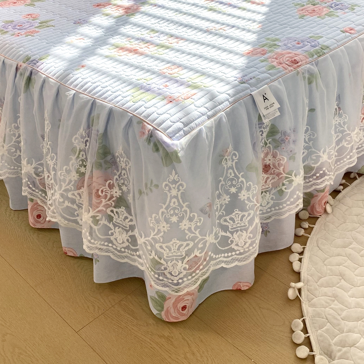 91家纺网 家纺一手货源 找家纺 乐逸家纺 2025新款100%纯棉全棉印花法式风情蕾丝花边床裙床盖 梦之蝶