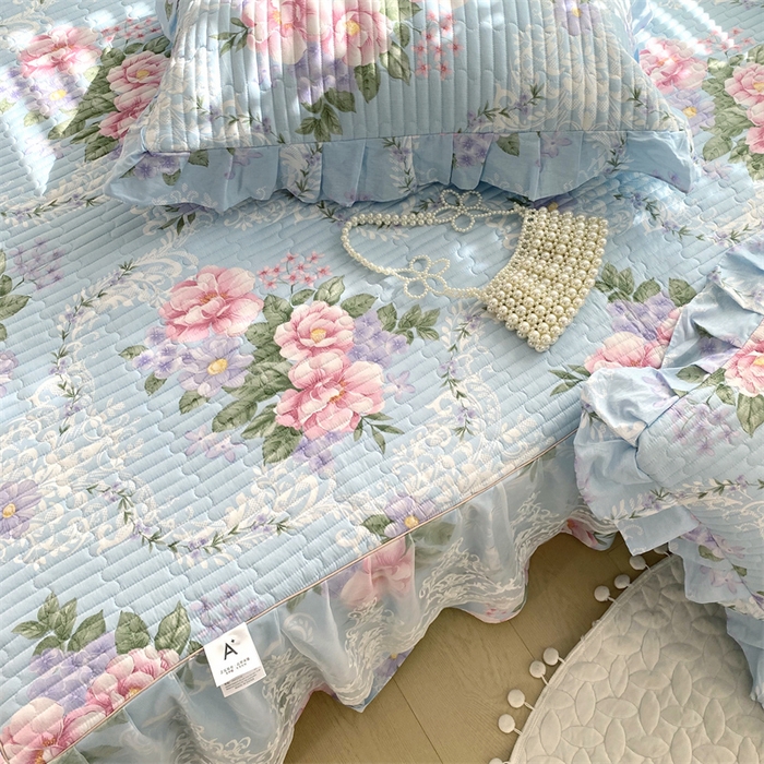 91家纺网 家纺一手货源 找家纺 乐逸家纺 2025新款100%纯棉全棉印花法式风情蕾丝花边床裙床盖 诺曼底庄园-蓝