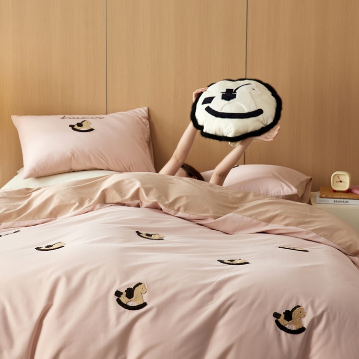 91家纺网 家纺一手货源 找家纺 （总）初拾 2024新款100s澳棉磨毛刺绣四件套-木马骑士