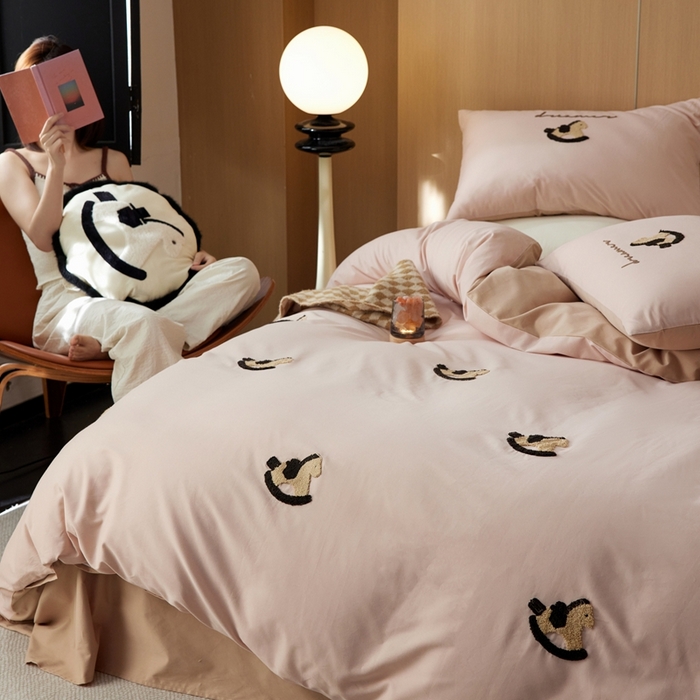 91家纺网 家纺一手货源 找家纺 （总）初拾 2024新款100s澳棉磨毛刺绣四件套-木马骑士