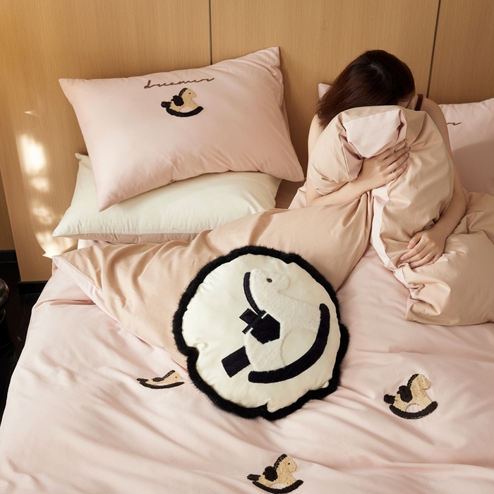 91家纺网 家纺一手货源 找家纺 （总）初拾 2024新款100s澳棉磨毛刺绣四件套-木马骑士