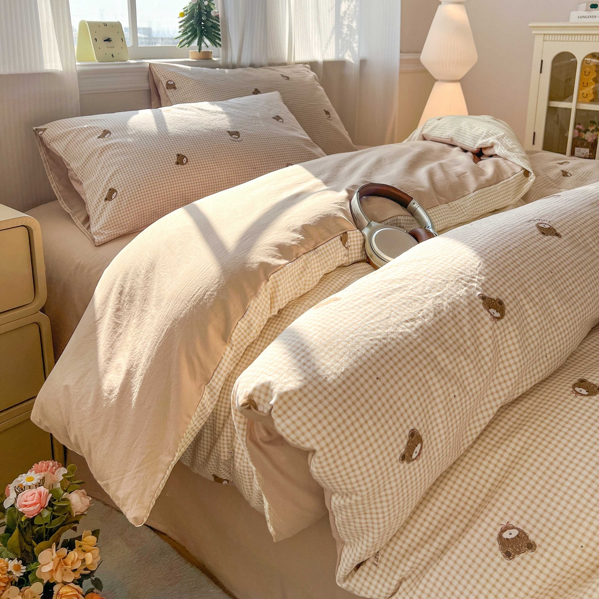 91家纺网 家纺一手货源 找家纺 格真 2026新款韩国小布袋A类古法水洗仿棉云感纱四件套 格纹小熊