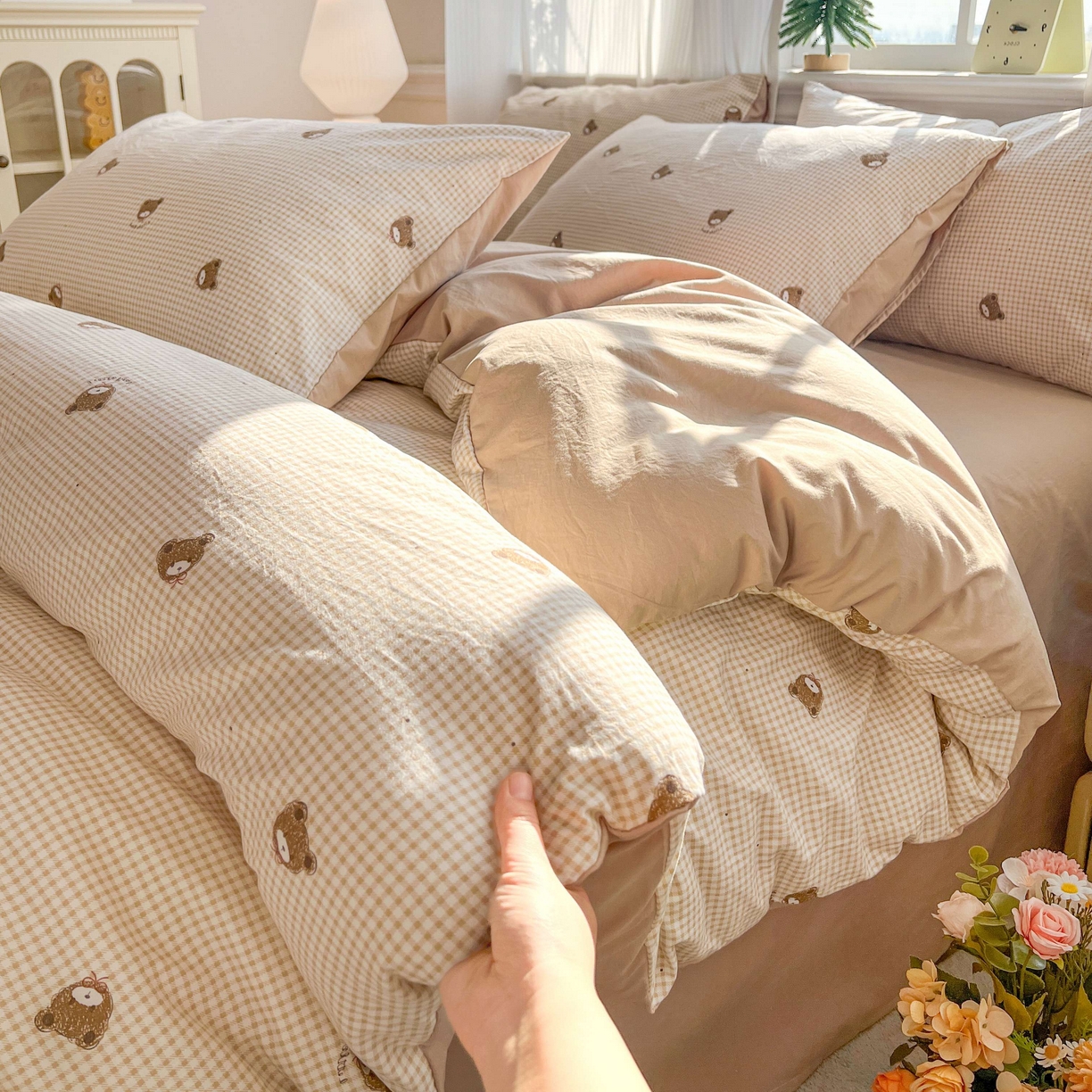 91家纺网 家纺一手货源 找家纺 格真 2026新款韩国小布袋A类古法水洗仿棉云感纱四件套 格纹小熊
