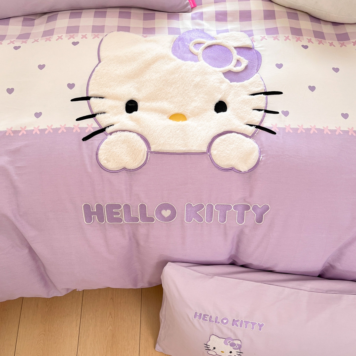 91家纺网 家纺一手货源 找家纺 金爱家 2026新款纯棉三丽鸥毛巾绣四件套 棉毛巾绣-紫格爱心kt