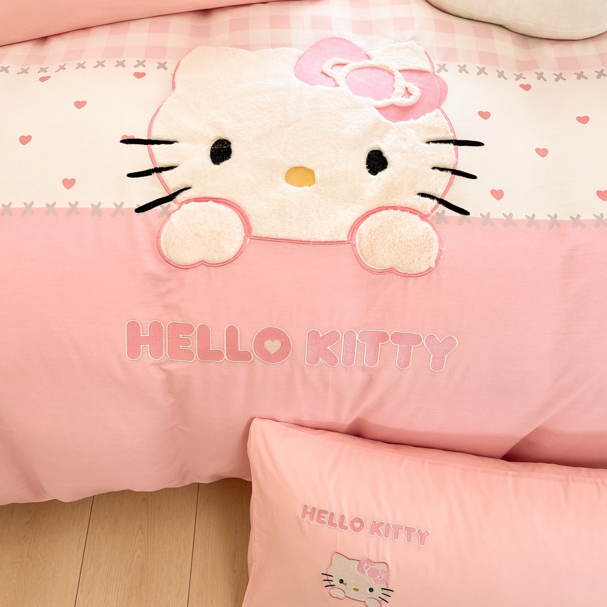 91家纺网 家纺一手货源 找家纺 金爱家 2026新款纯棉三丽鸥毛巾绣四件套 棉毛巾绣-粉格爱心kt