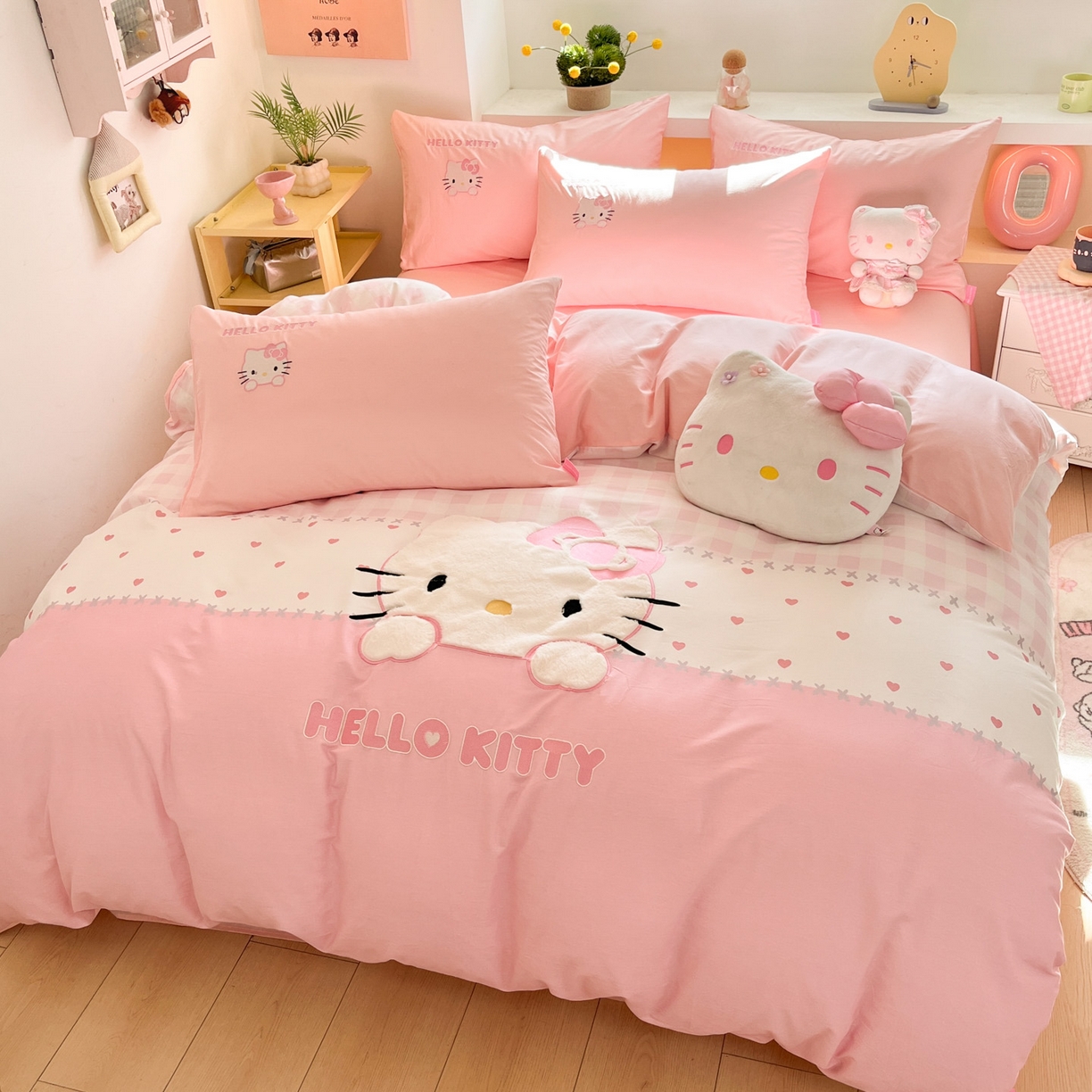 91家纺网 家纺一手货源 找家纺 金爱家 2026新款纯棉三丽鸥毛巾绣四件套 棉毛巾绣-粉格爱心kt