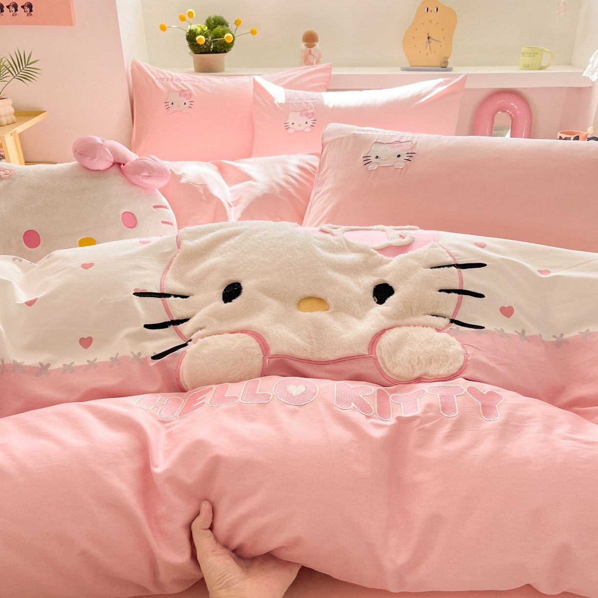 91家纺网 家纺一手货源 找家纺 金爱家 2026新款纯棉三丽鸥毛巾绣四件套 棉毛巾绣-粉格爱心kt