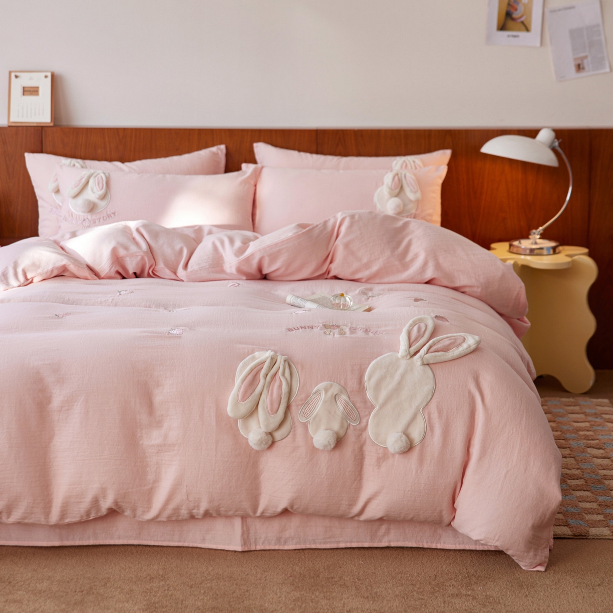 91家纺网 家纺一手货源 找家纺 爱缦 2025新款A类全棉水洗双层纱四件套-草莓兔系列（控价298起） 草莓兔-粉色