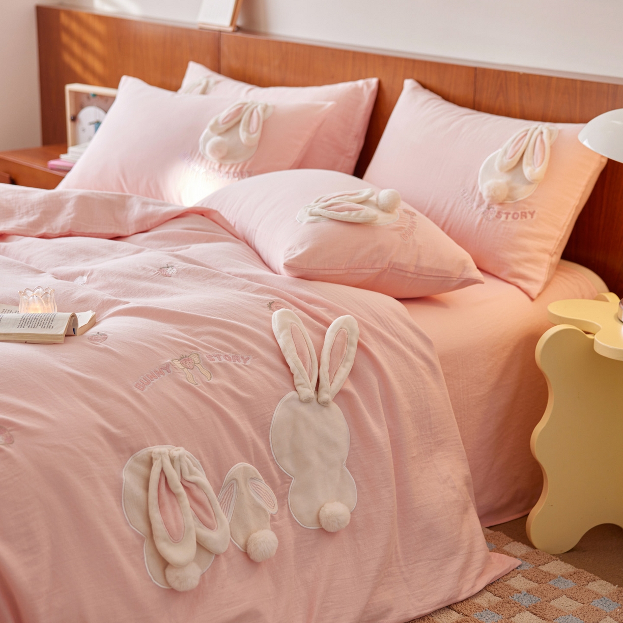 91家纺网 家纺一手货源 找家纺 爱缦 2025新款A类全棉水洗双层纱四件套-草莓兔系列（控价298起） 草莓兔-粉色