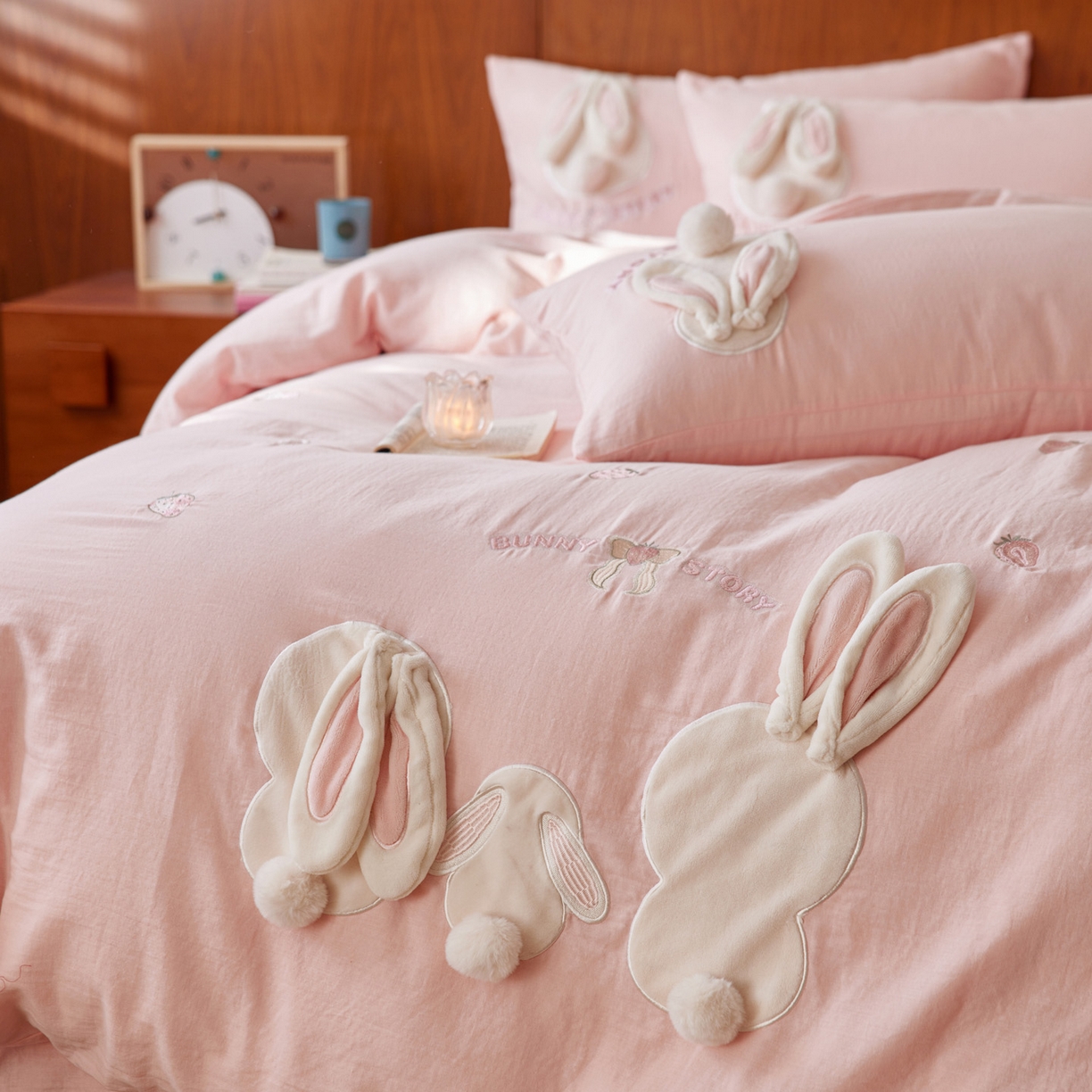 91家纺网 家纺一手货源 找家纺 爱缦 2025新款A类全棉水洗双层纱四件套-草莓兔系列（控价298起） 草莓兔-粉色