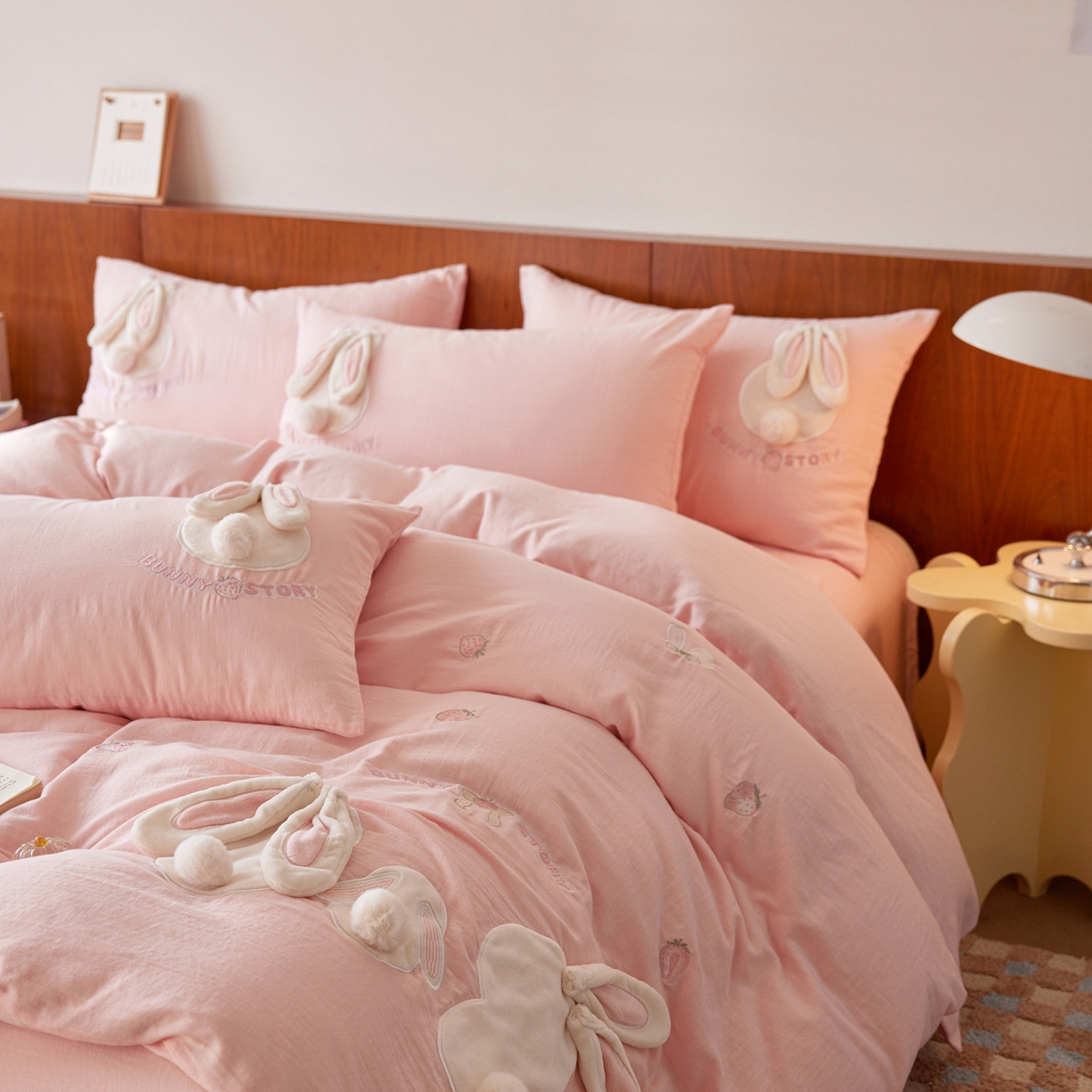 91家纺网 家纺一手货源 找家纺 爱缦 2025新款A类全棉水洗双层纱四件套-草莓兔系列（控价298起） 草莓兔-粉色