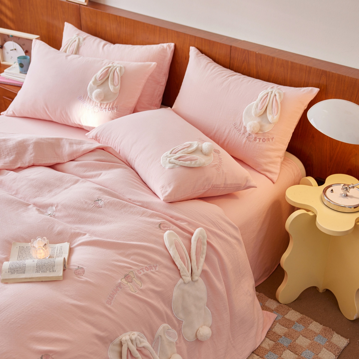 91家纺网 家纺一手货源 找家纺 爱缦 2025新款A类全棉水洗双层纱四件套-草莓兔系列（控价298起） 草莓兔-粉色