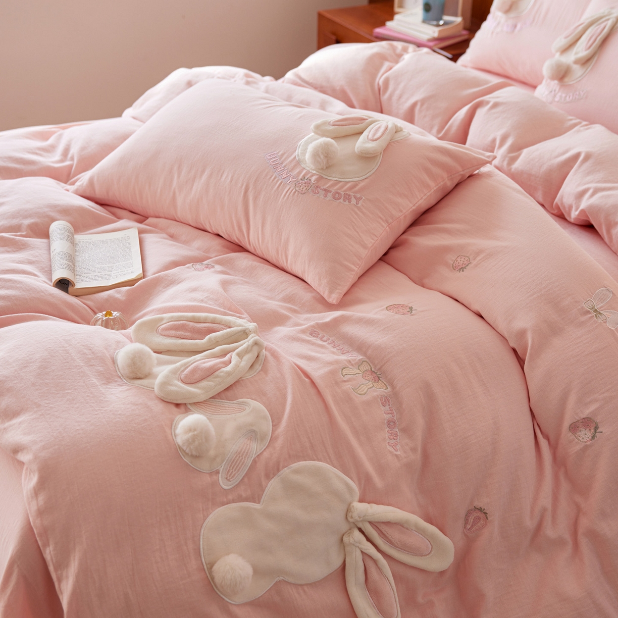 91家纺网 家纺一手货源 找家纺 爱缦 2025新款A类全棉水洗双层纱四件套-草莓兔系列（控价298起） 草莓兔-粉色