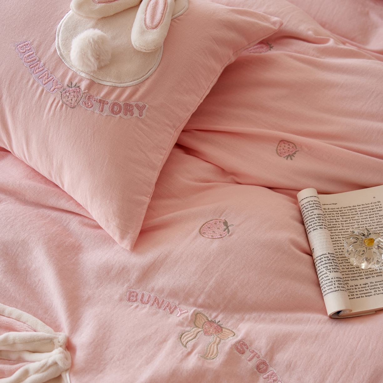 91家纺网 家纺一手货源 找家纺 爱缦 2025新款A类全棉水洗双层纱四件套-草莓兔系列（控价298起） 草莓兔-粉色