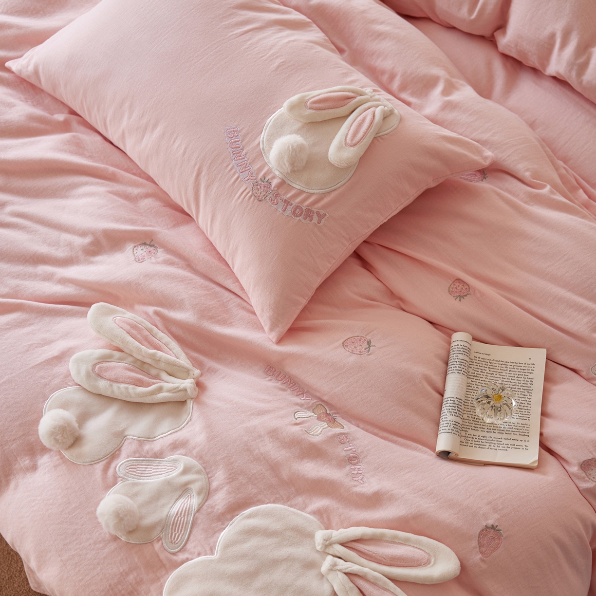 91家纺网 家纺一手货源 找家纺 爱缦 2025新款A类全棉水洗双层纱四件套-草莓兔系列（控价298起） 草莓兔-粉色