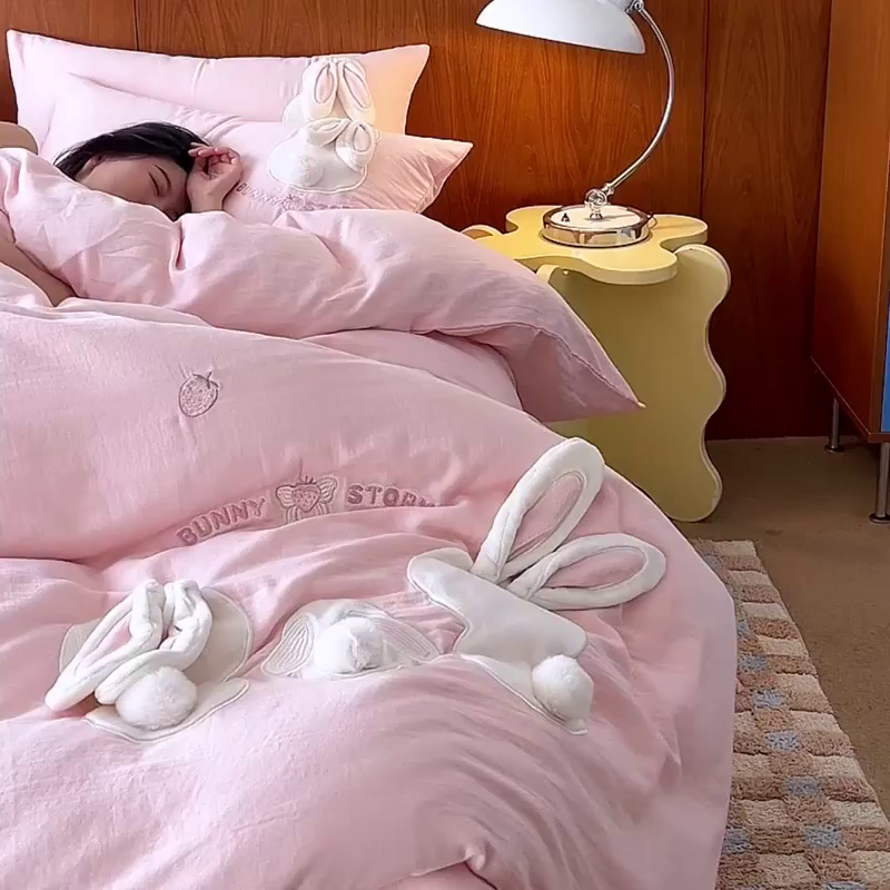 91家纺网 家纺一手货源 找家纺 爱缦 2025新款A类全棉水洗双层纱四件套-草莓兔系列（控价298起） 草莓兔-粉色