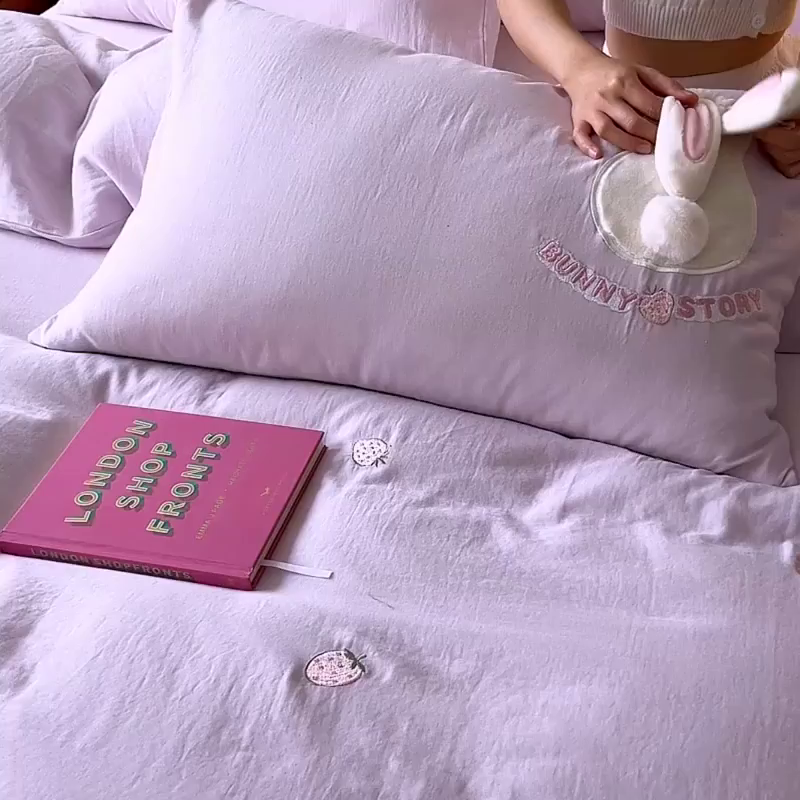 91家纺网 家纺一手货源 找家纺 （总）爱缦 2025新款A类全棉水洗双层纱四件套-草莓兔系列（控价298起）