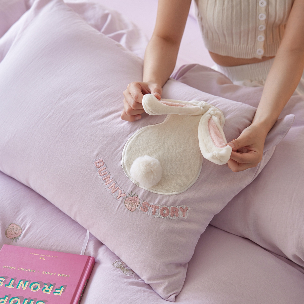 91家纺网 家纺一手货源 找家纺 爱缦 2025新款A类全棉水洗双层纱四件套-草莓兔系列（控价298起） 草莓兔-紫色