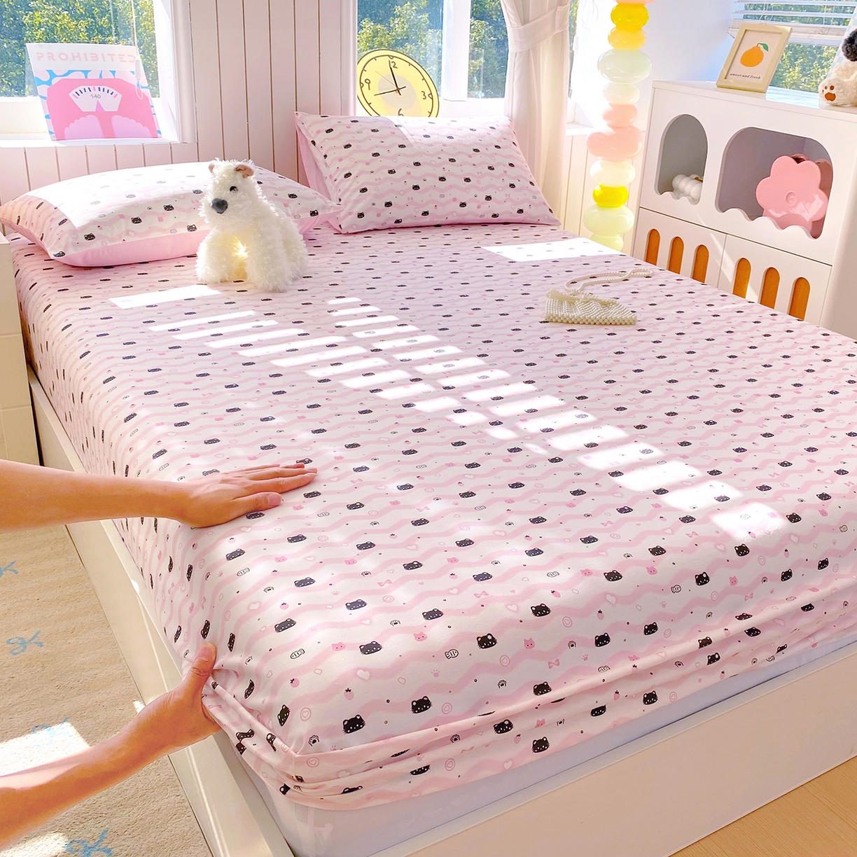 91家纺网 家纺一手货源 找家纺 小懒猪 2026新款全棉印花床笠 粉喵甜梦