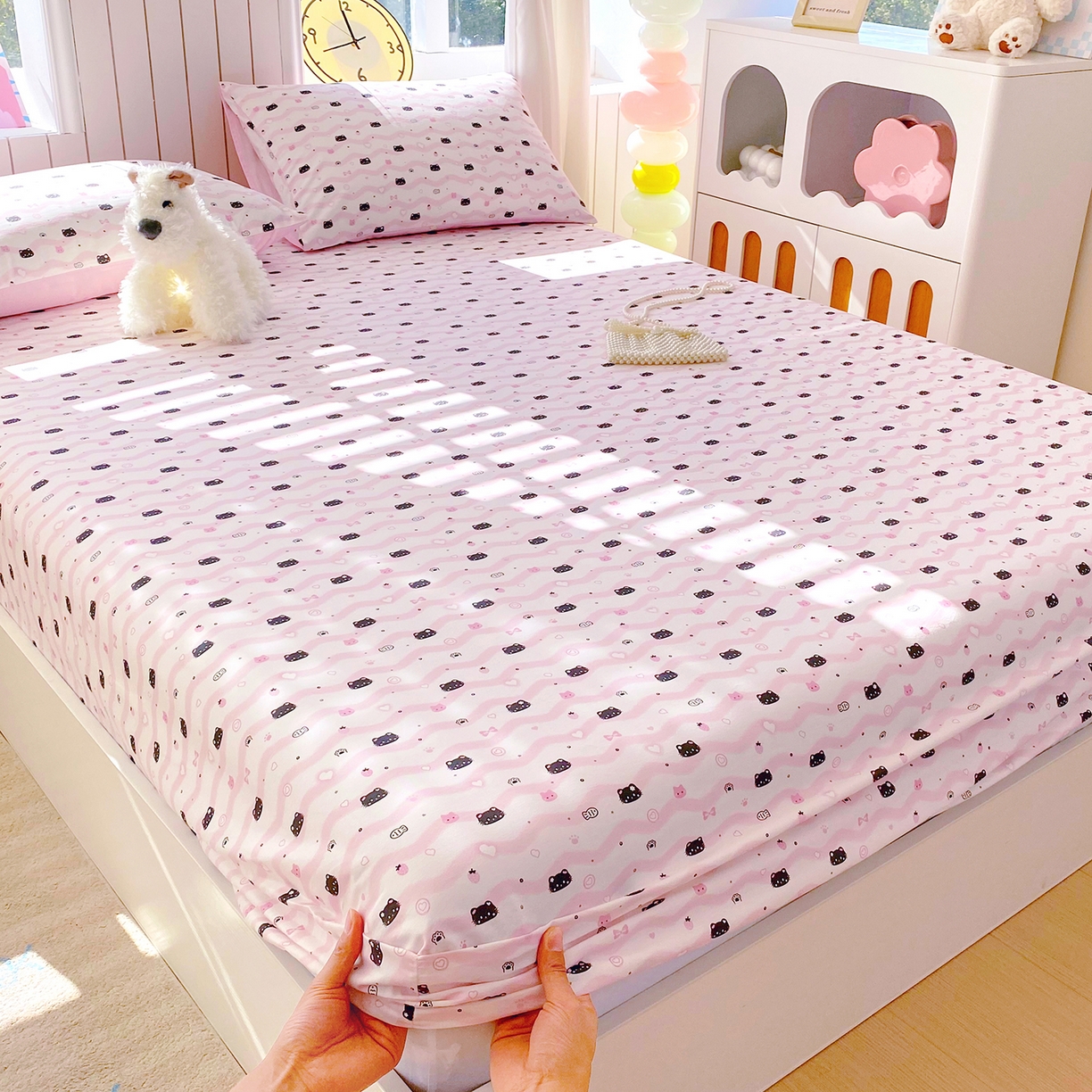 91家纺网 家纺一手货源 找家纺 小懒猪 2026新款全棉印花床笠 粉喵甜梦