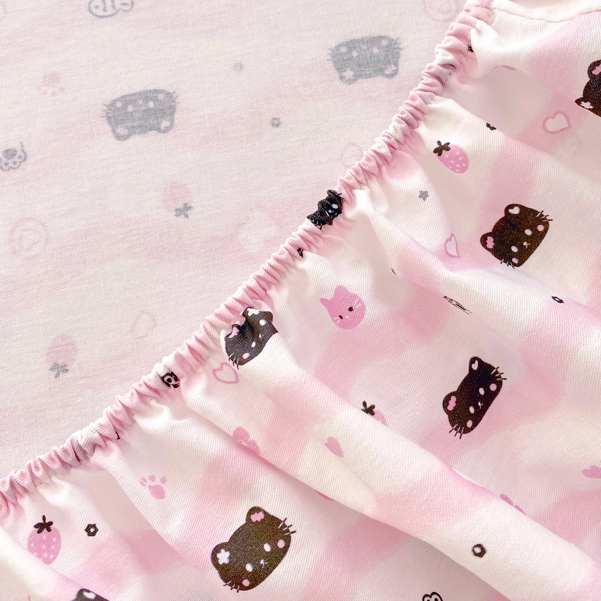 91家纺网 家纺一手货源 找家纺 小懒猪 2026新款全棉印花床笠 粉喵甜梦