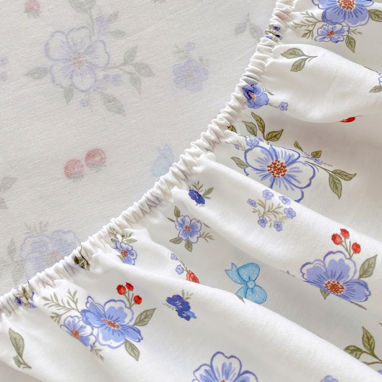 91家纺网 家纺一手货源 找家纺 小懒猪 2026新款全棉印花床笠 雾蓝花簇