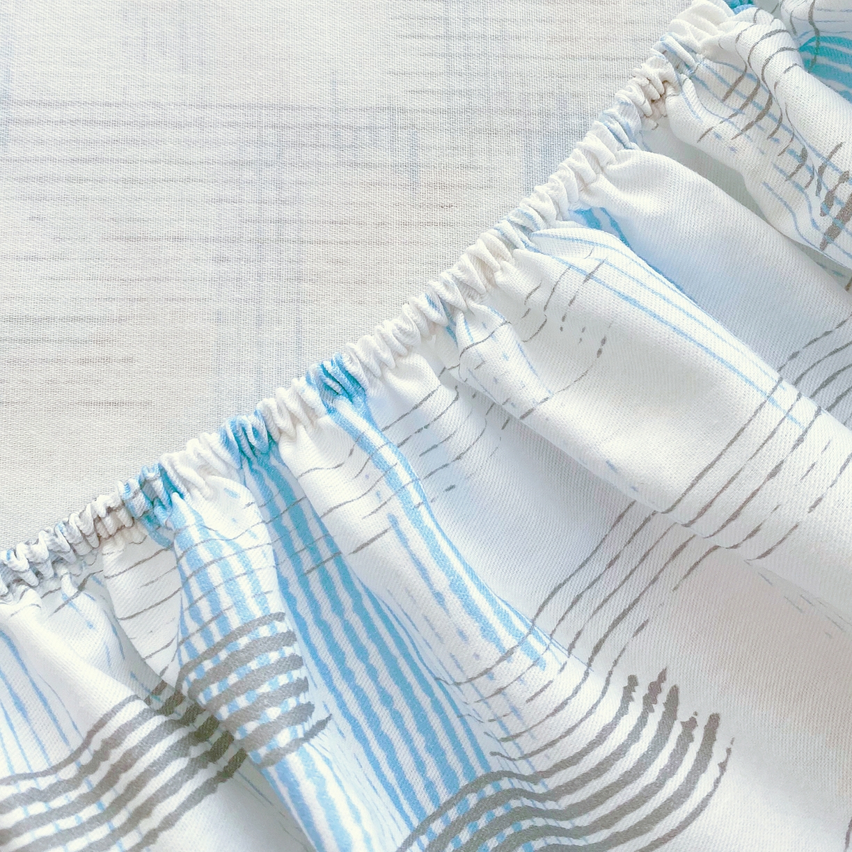 91家纺网 家纺一手货源 找家纺 小懒猪 2026新款全棉印花床笠 线影轻痕