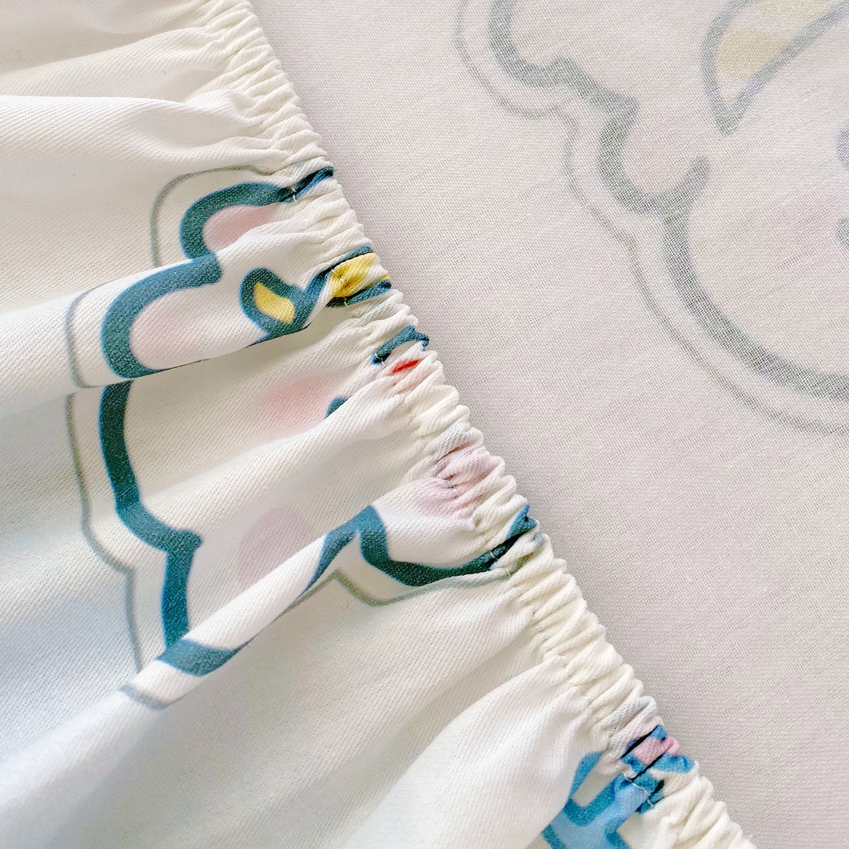 91家纺网 家纺一手货源 找家纺 小懒猪 2026新款全棉印花床笠 星兔软糖