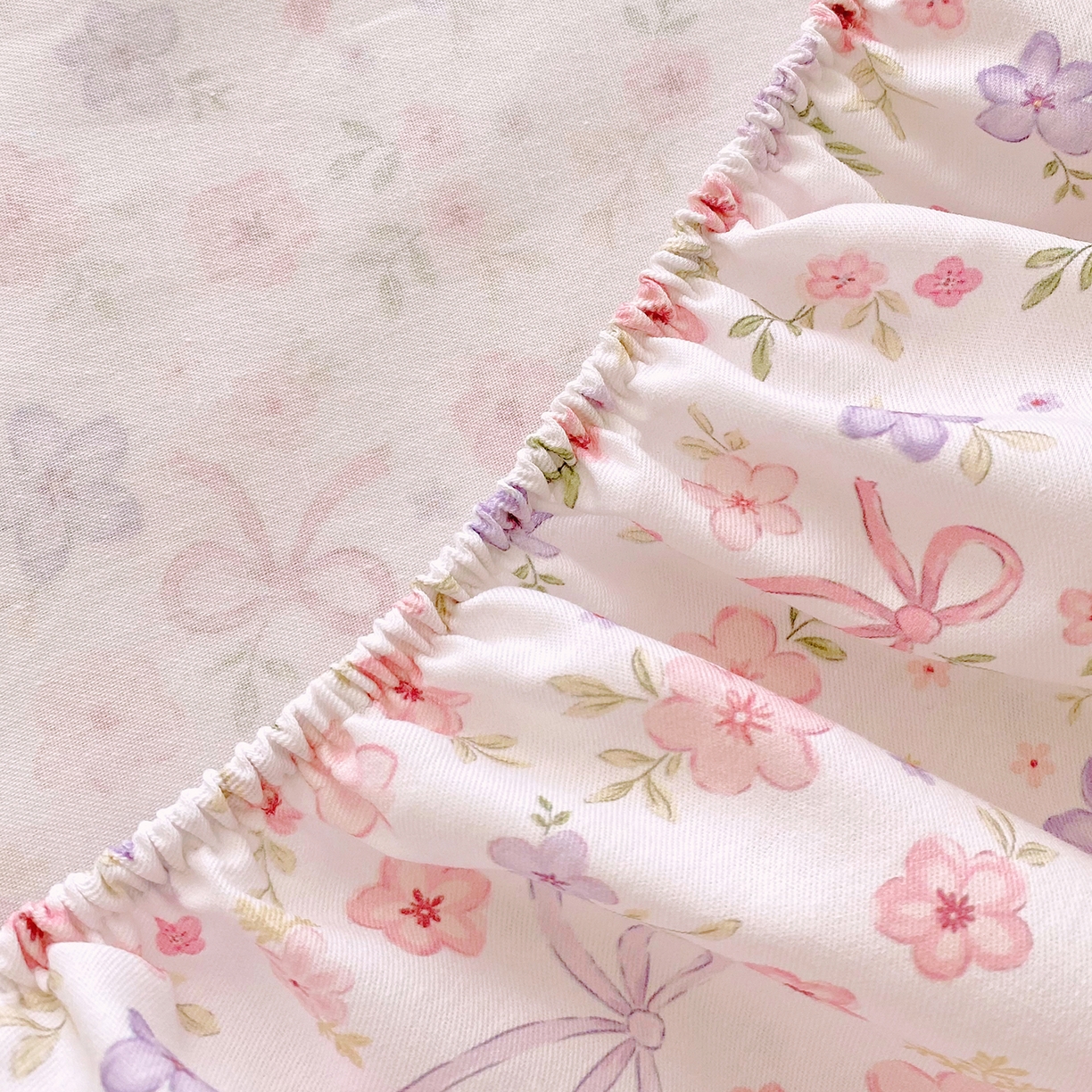 91家纺网 家纺一手货源 找家纺 小懒猪 2026新款全棉印花床笠 紫粉花漾