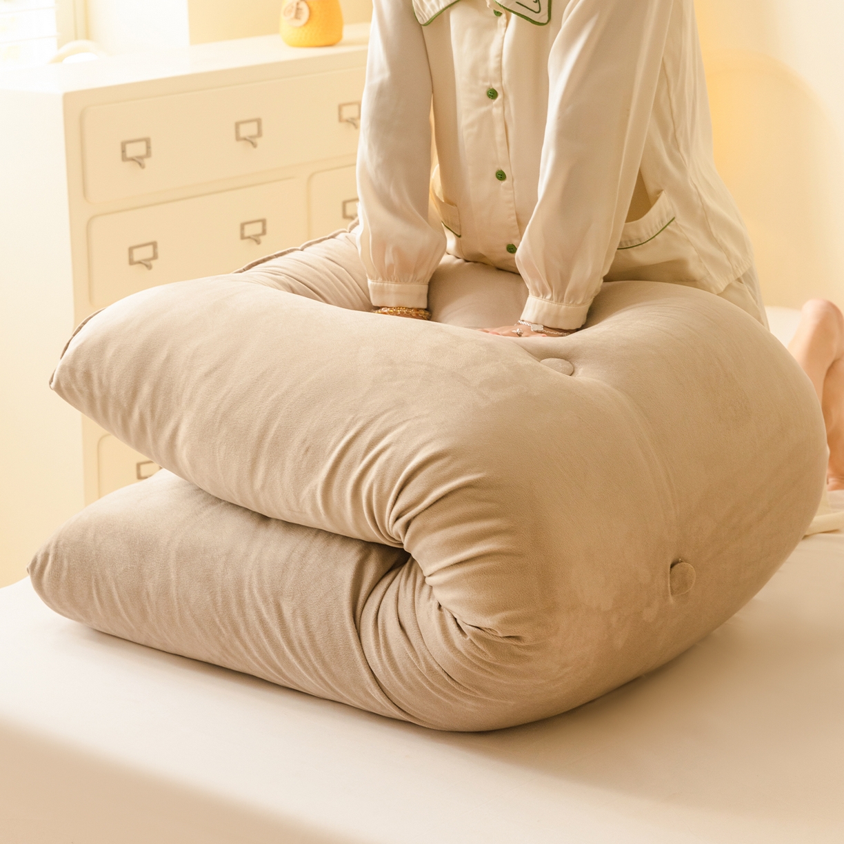 91家纺网 家纺一手货源 找家纺 碧尔家居 2025新款荷兰绒弯型三角+头枕床头靠背 奶咖