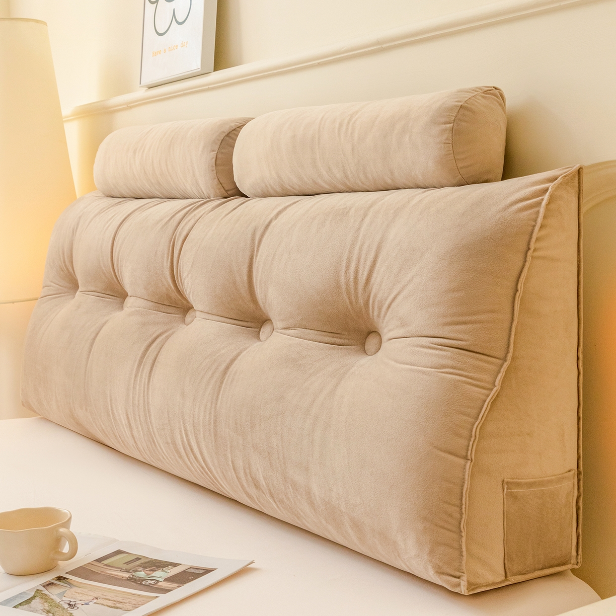 91家纺网 家纺一手货源 找家纺 碧尔家居 2025新款荷兰绒弯型三角+头枕床头靠背 奶咖