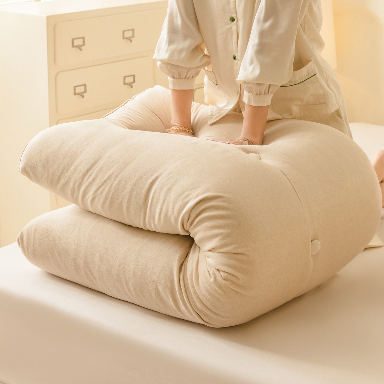 91家纺网 家纺一手货源 找家纺 碧尔家居 2025新款荷兰绒弯型三角+头枕床头靠背 香槟