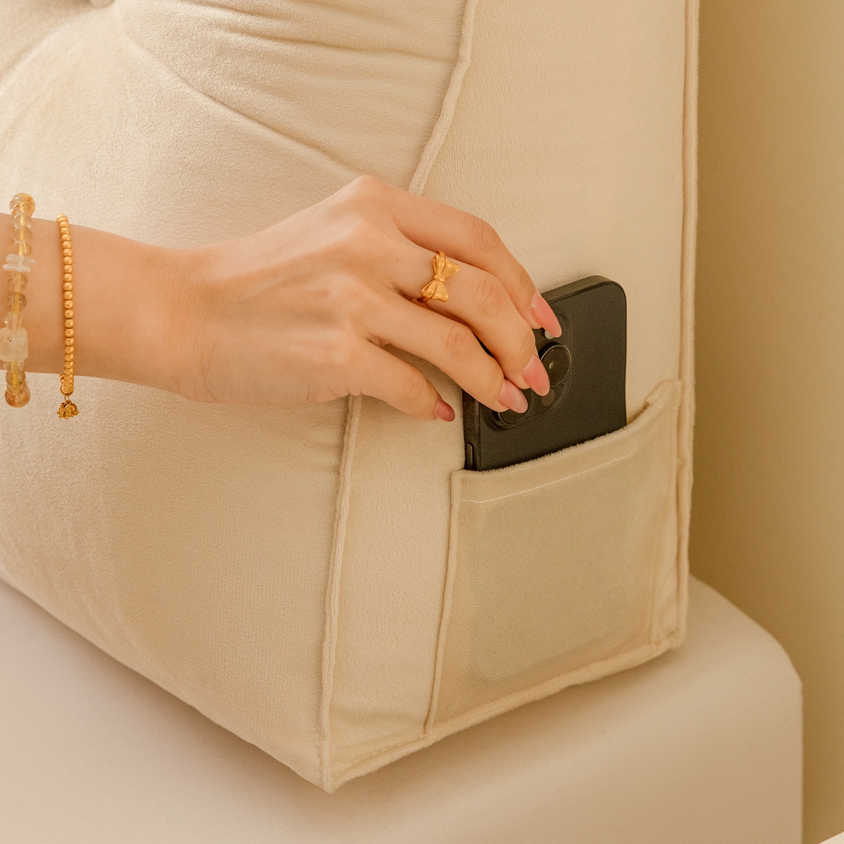 91家纺网 家纺一手货源 找家纺 碧尔家居 2025新款荷兰绒弯型三角+头枕床头靠背 香槟