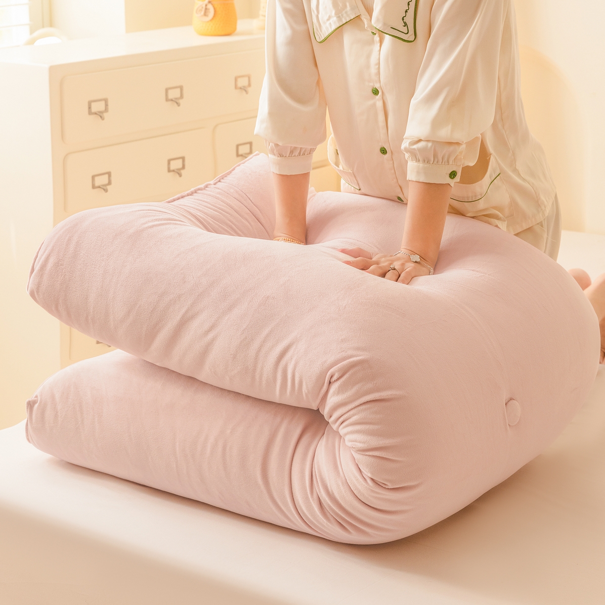 91家纺网 家纺一手货源 找家纺 碧尔家居 2025新款荷兰绒弯型三角+头枕床头靠背 樱花粉