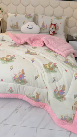 91家纺网 家纺一手货源 找家纺 蔻之羽 （全年现货）2026年新款豆豆被春秋被夏被加厚冬被空调被四季绒被子 欢乐兔-粉