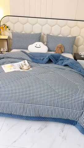 91家纺网 家纺一手货源 找家纺 蔻之羽 （全年现货）2026年新款豆豆被春秋被夏被加厚冬被空调被四季绒被子 简格蓝
