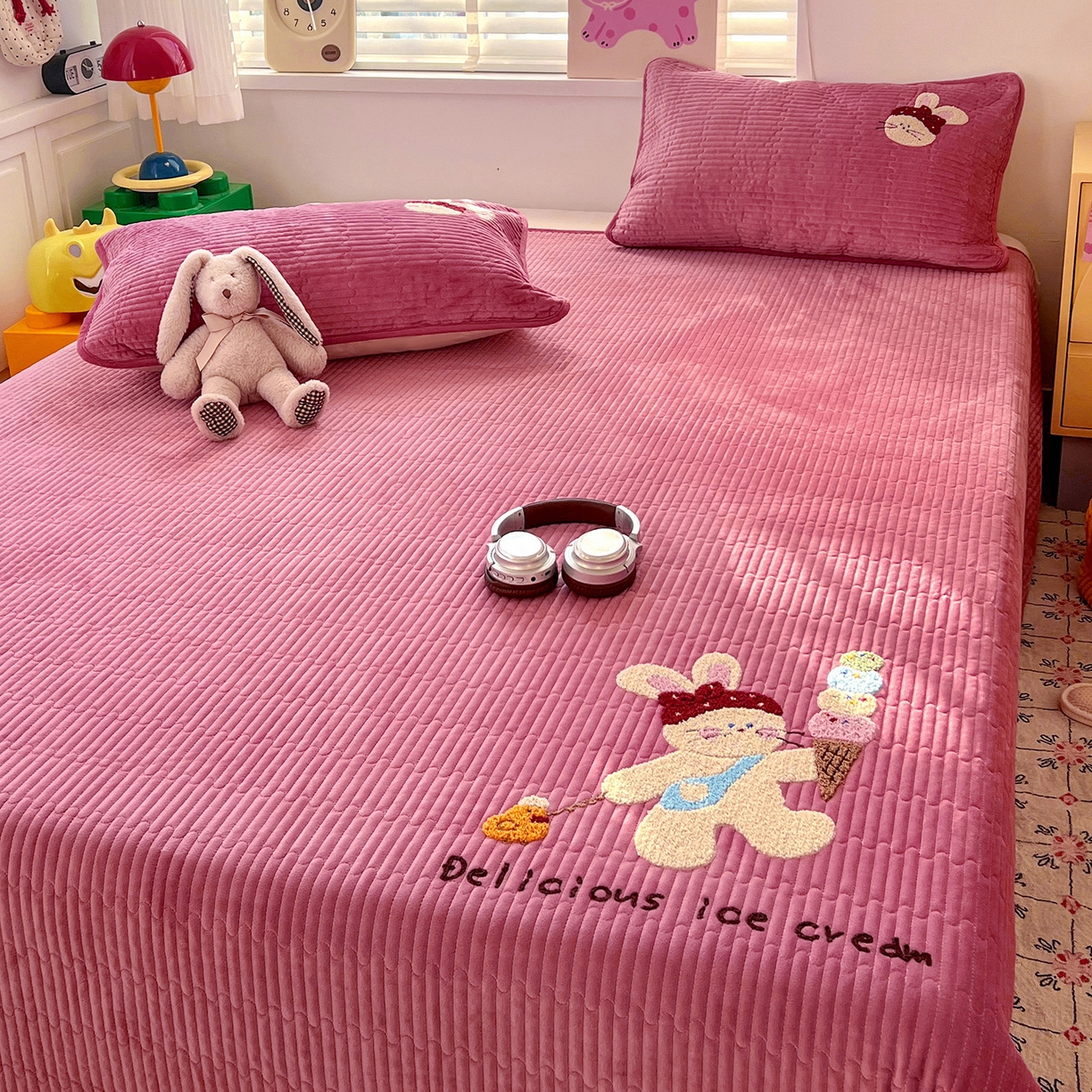 91家纺网 家纺一手货源 找家纺 （总）鑫喜莱家纺 2025新款原创宝宝绒毛巾绣床盖三件套单床盖床垫单件床盖