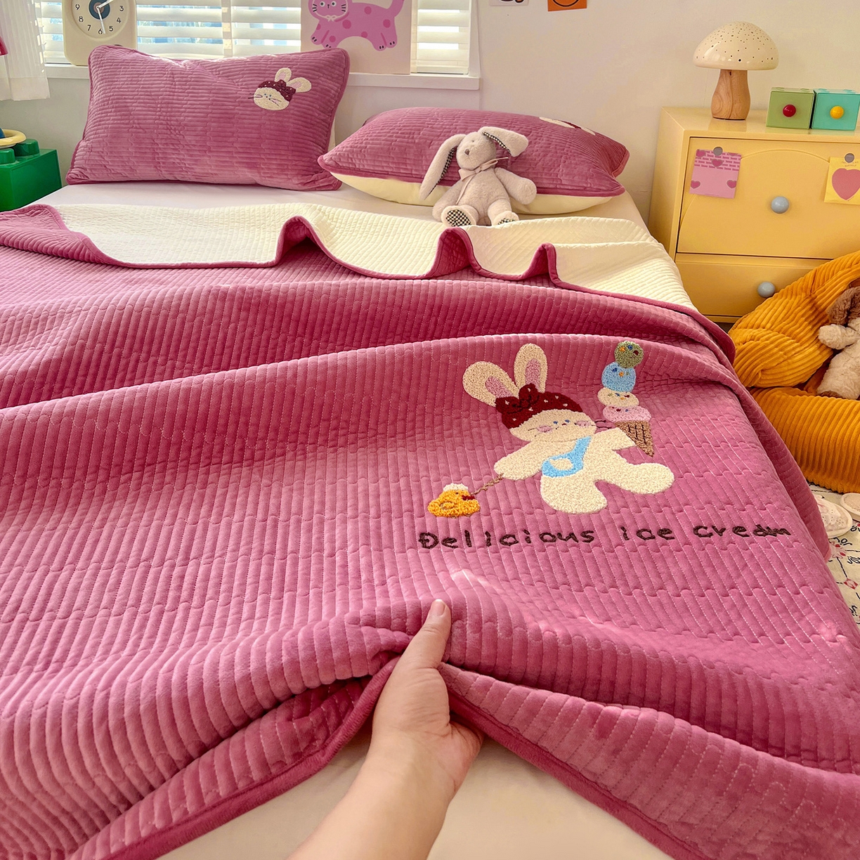 91家纺网 家纺一手货源 找家纺 （总）鑫喜莱家纺 2025新款原创宝宝绒毛巾绣床盖三件套单床盖床垫单件床盖