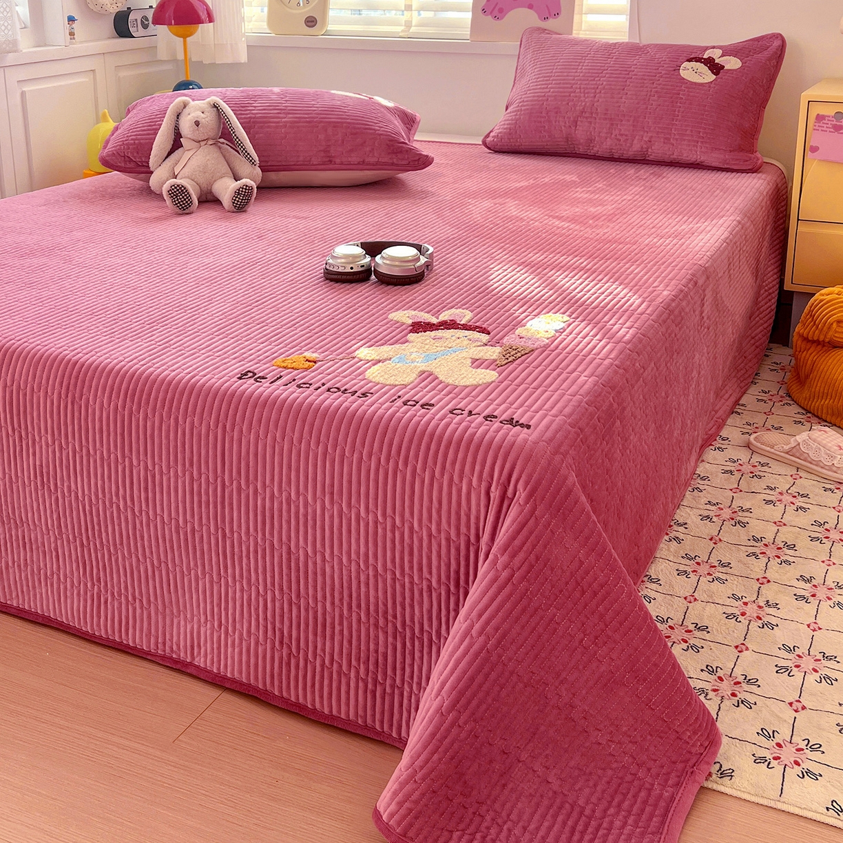 91家纺网 家纺一手货源 找家纺 （总）鑫喜莱家纺 2025新款原创宝宝绒毛巾绣床盖三件套单床盖床垫单件床盖