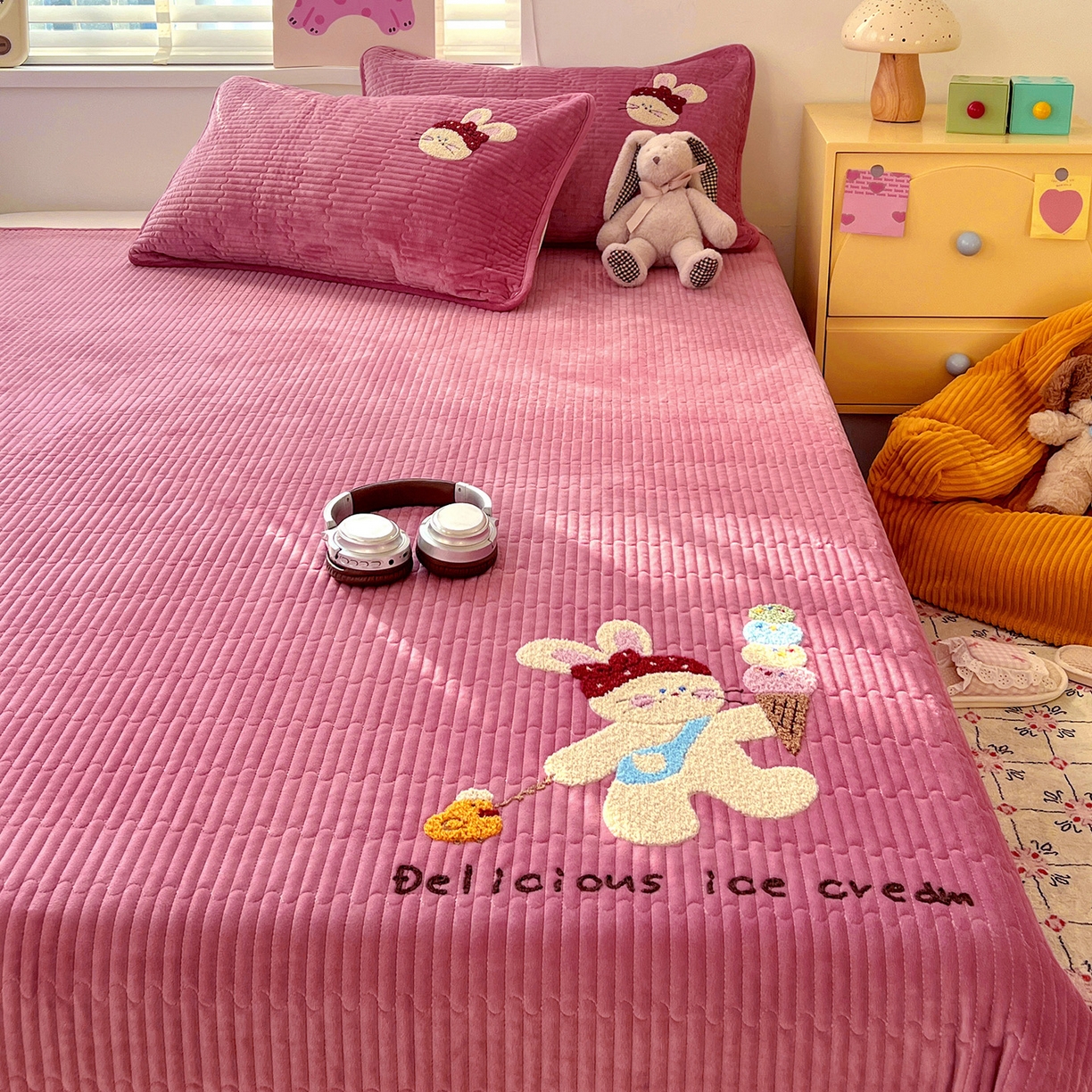 91家纺网 家纺一手货源 找家纺 （总）鑫喜莱家纺 2025新款原创宝宝绒毛巾绣床盖三件套单床盖床垫单件床盖