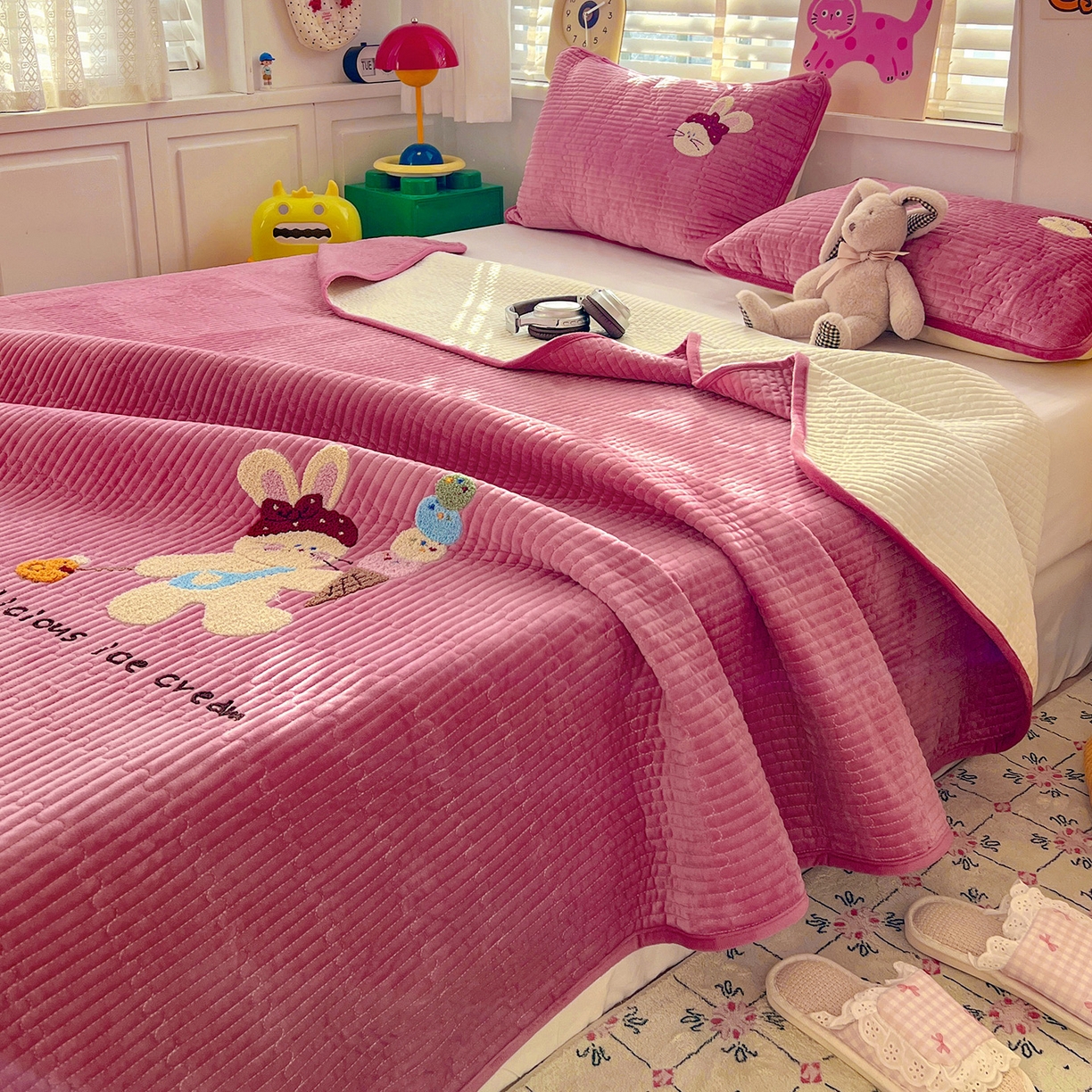 91家纺网 家纺一手货源 找家纺 （总）鑫喜莱家纺 2025新款原创宝宝绒毛巾绣床盖三件套单床盖床垫单件床盖