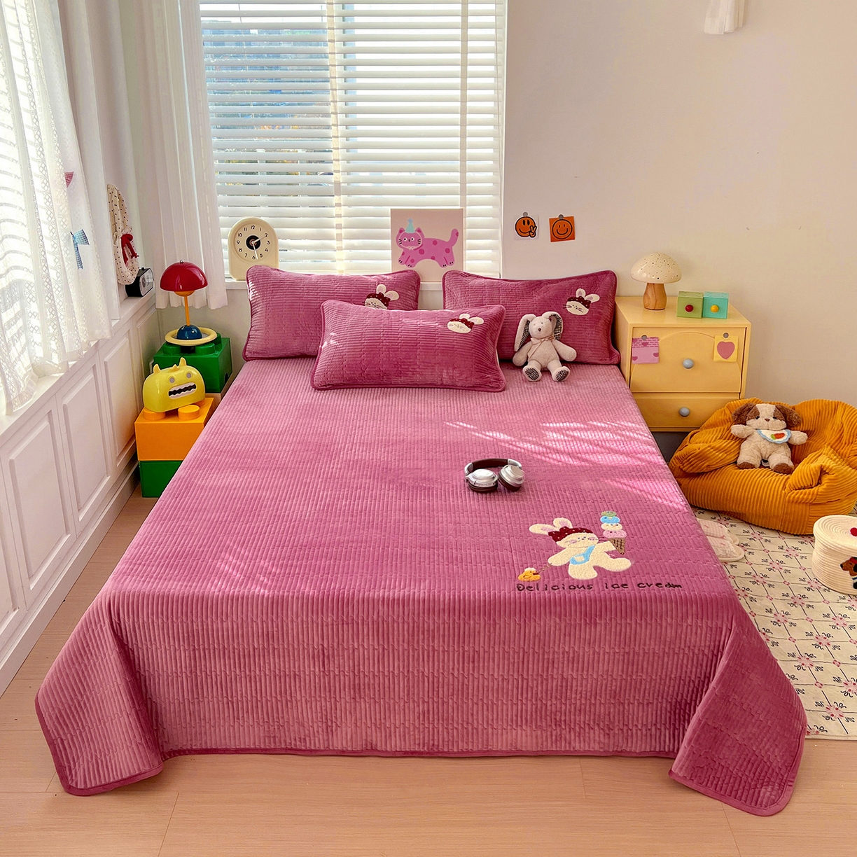 91家纺网 家纺一手货源 找家纺 （总）鑫喜莱家纺 2025新款原创宝宝绒毛巾绣床盖三件套单床盖床垫单件床盖