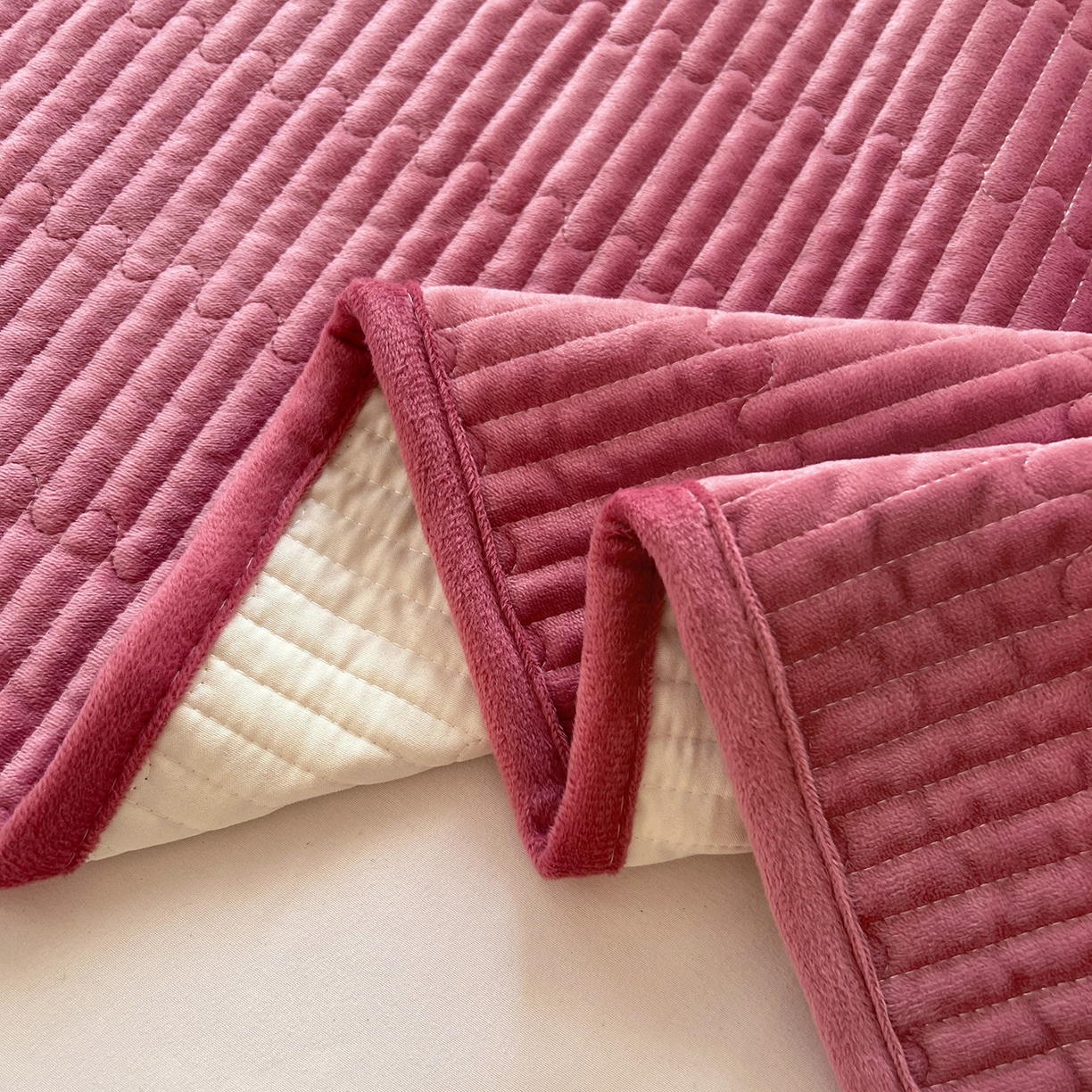 91家纺网 家纺一手货源 找家纺 鑫喜莱家纺 2025新款原创宝宝绒毛巾绣床盖三件套单床盖床垫单件床盖 冰淇淋兔