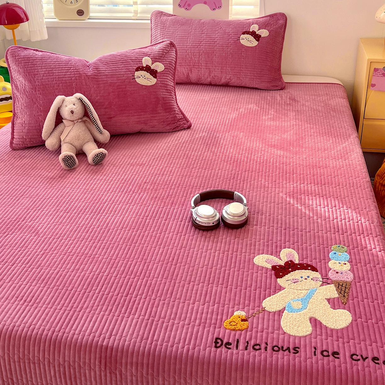 91家纺网 家纺一手货源 找家纺 鑫喜莱家纺 2025新款原创宝宝绒毛巾绣床盖三件套单床盖床垫单件床盖 冰淇淋兔