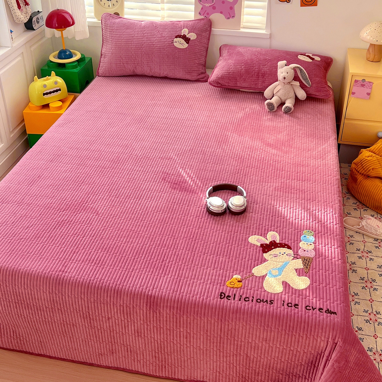 91家纺网 家纺一手货源 找家纺 鑫喜莱家纺 2025新款原创宝宝绒毛巾绣床盖三件套单床盖床垫单件床盖 冰淇淋兔