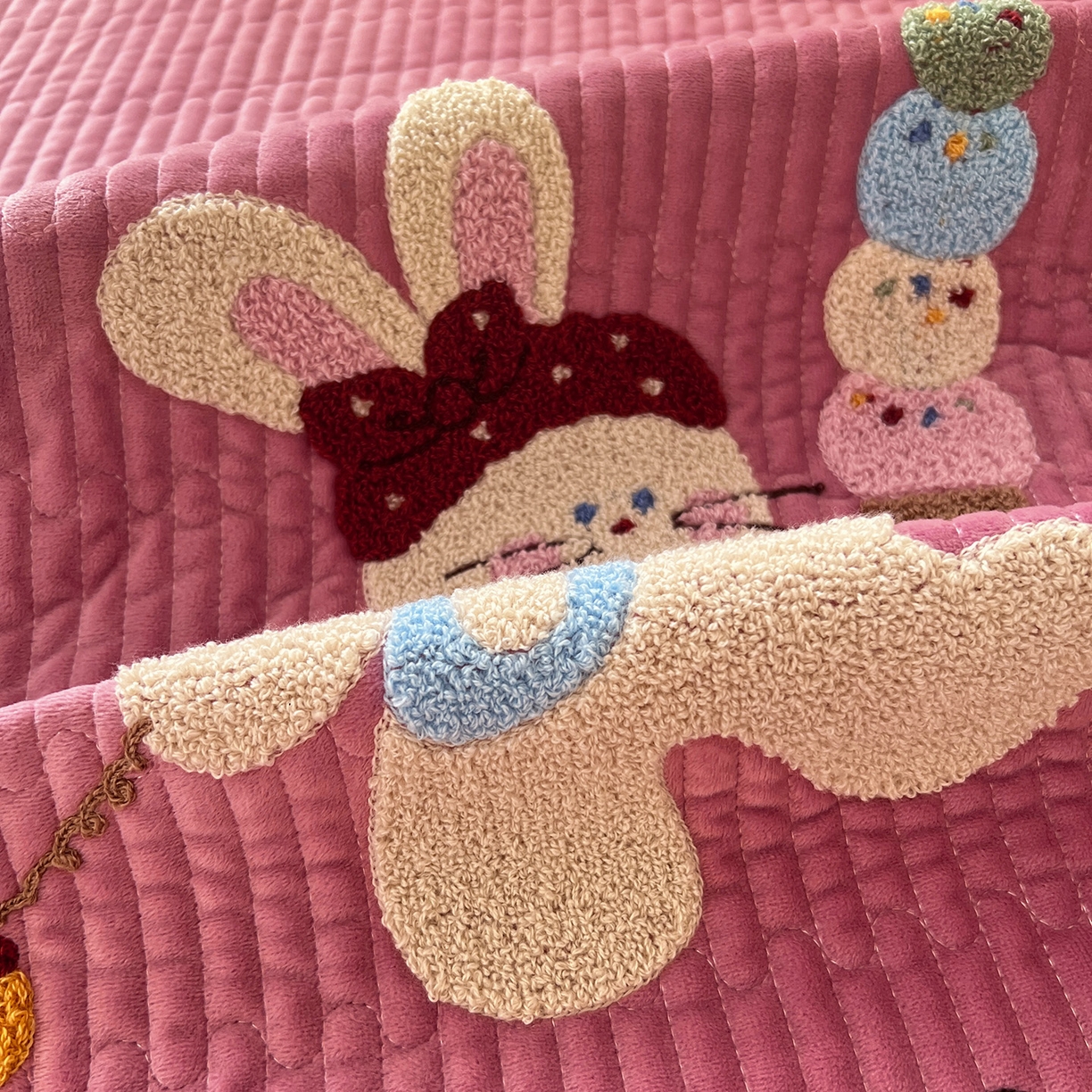 91家纺网 家纺一手货源 找家纺 鑫喜莱家纺 2025新款原创宝宝绒毛巾绣床盖三件套单床盖床垫单件床盖 冰淇淋兔