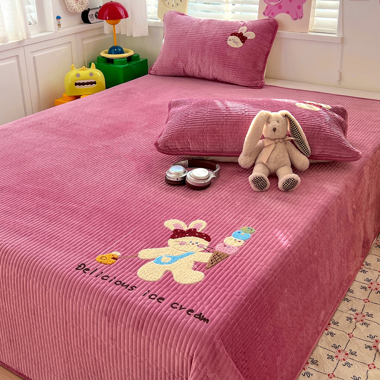 91家纺网 家纺一手货源 找家纺 鑫喜莱家纺 2025新款原创宝宝绒毛巾绣床盖三件套单床盖床垫单件床盖 冰淇淋兔