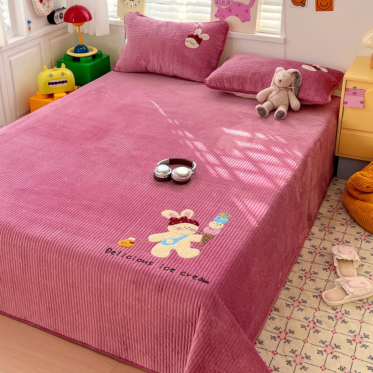 91家纺网 家纺一手货源 找家纺 鑫喜莱家纺 2025新款原创宝宝绒毛巾绣床盖三件套单床盖床垫单件床盖 冰淇淋兔