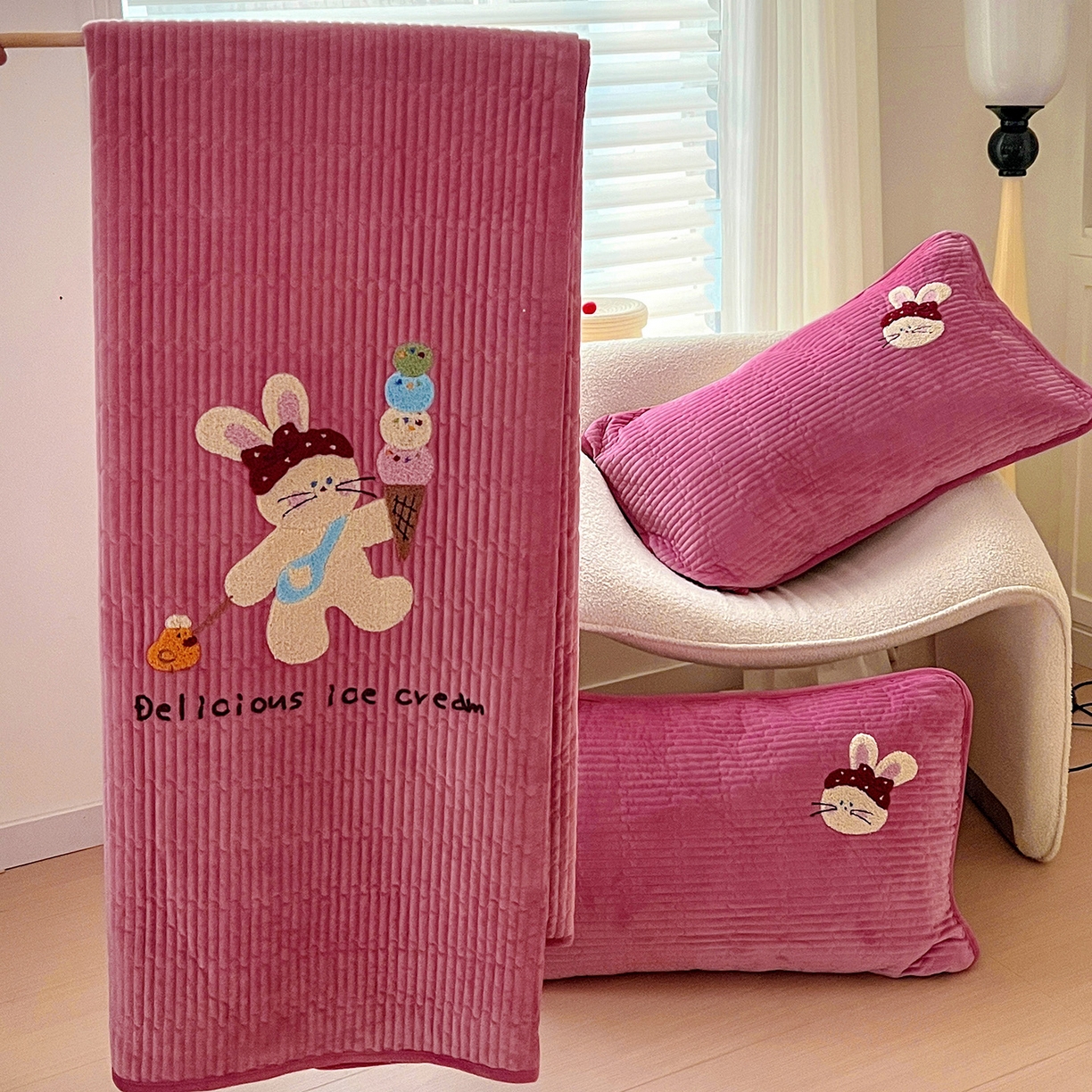 91家纺网 家纺一手货源 找家纺 鑫喜莱家纺 2025新款原创宝宝绒毛巾绣床盖三件套单床盖床垫单件床盖 冰淇淋兔