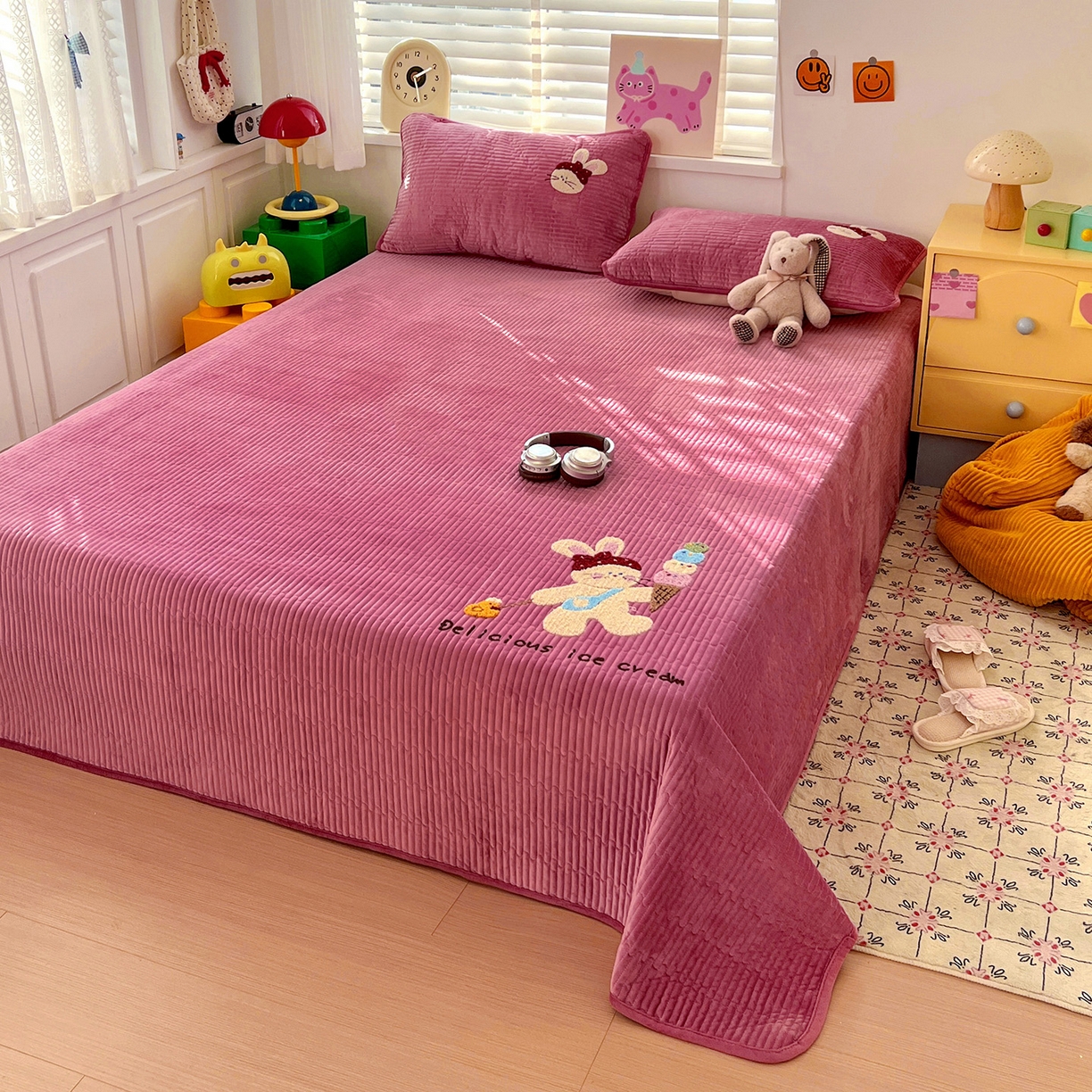 91家纺网 家纺一手货源 找家纺 鑫喜莱家纺 2025新款原创宝宝绒毛巾绣床盖三件套单床盖床垫单件床盖 冰淇淋兔